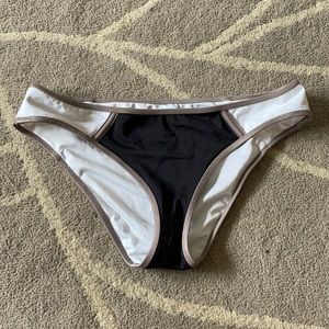 Victoria’s Secret bikini bottoms small
